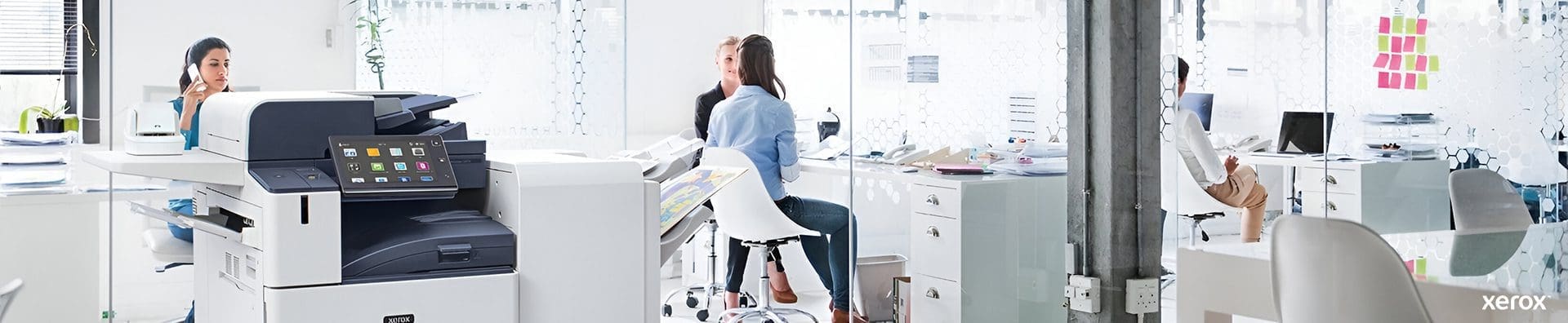 Un bureau spacieux dot&eacute; d'une imprimante Xerox&reg; et d'un ordinateur sur un bureau, mettant en valeur un environnement de travail professionnel.