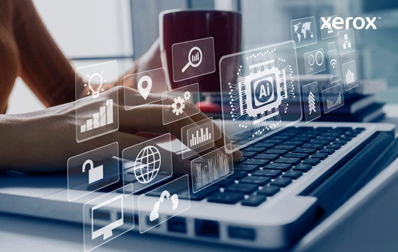 Mains tapant sur un ordinateur portable avec des ic&ocirc;nes num&eacute;riques symbolisant l'IA et l'analyse de donn&eacute;es superpos&eacute;es.