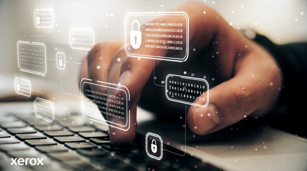 La main d'une personne tape sur un clavier d'ordinateur portable, avec des ic&ocirc;nes de verrouillage num&eacute;rique et de code binaire lumineuses superpos&eacute;es sur l'image, symbolisant une cybers&eacute;curit&eacute; robuste et une protection des donn&eacute;es.