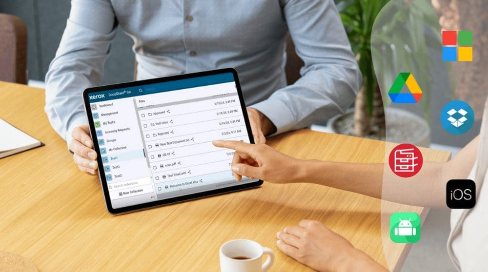 Une main tenant un smartphone interagit avec l'&eacute;cran tactile d'une imprimante multifonction Xerox, affichant diverses ic&ocirc;nes, notamment des logos de stockage mobile et cloud, symbolisant une large compatibilit&eacute; et une int&eacute;gration transparente avec Xerox DocuShare Go.